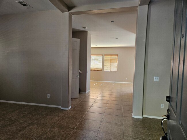 Foto del edificio - 5 BEDROOM OAK HILLS / HESPERIA HOME