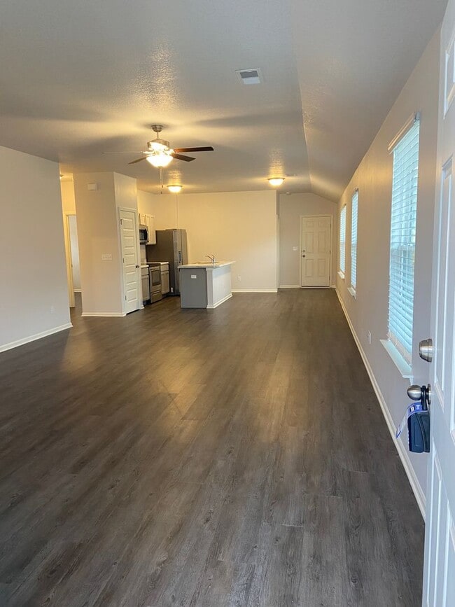 Foto del edificio - DON’T WAIT — PRE-LEASING NOW! 3 Bed + 2 Bath Home in Oak Wood