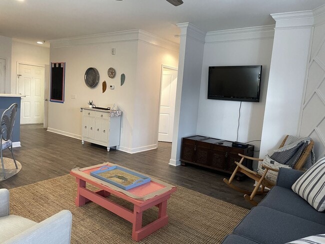 Building Photo - Recently renovated condominium in the well sought-after Crow Creek subdivision!