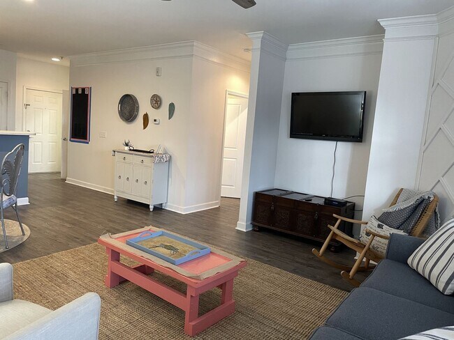 Foto del edificio - Recently renovated condominium in the well sought-after Crow Creek subdivision!