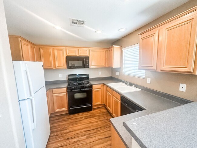 Building Photo - Beautiful 3 bedroom 2 bathroom home in Sou...