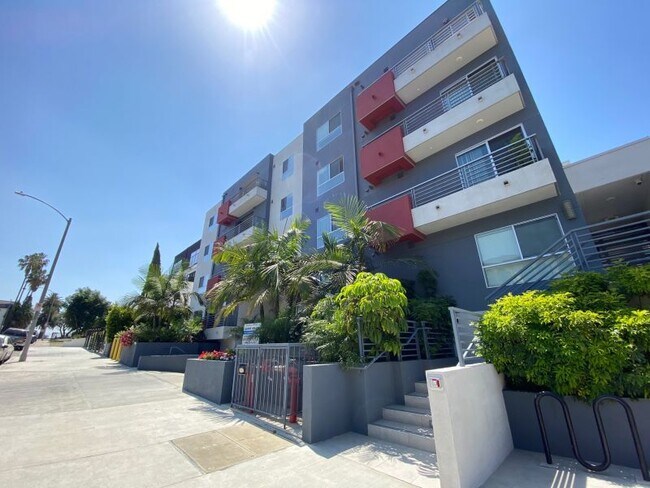 Foto del edificio - 5026 Rosewood Ave