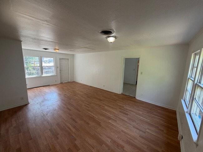 Building Photo - 5337 Hearne Ave