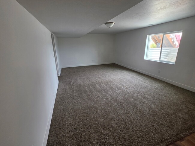 Building Photo - 658 N Butte Ln