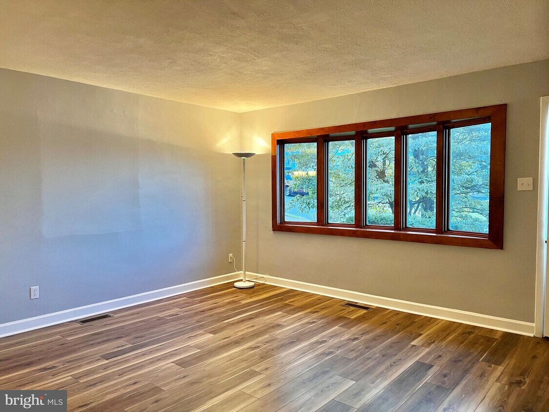 Primary Photo - 187 Cranbourne Dr