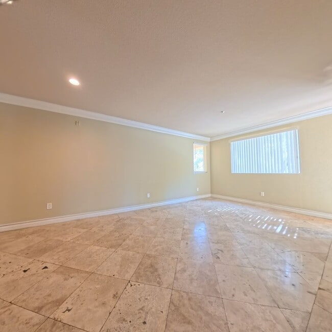 Building Photo - 220 E Flamingo Rd