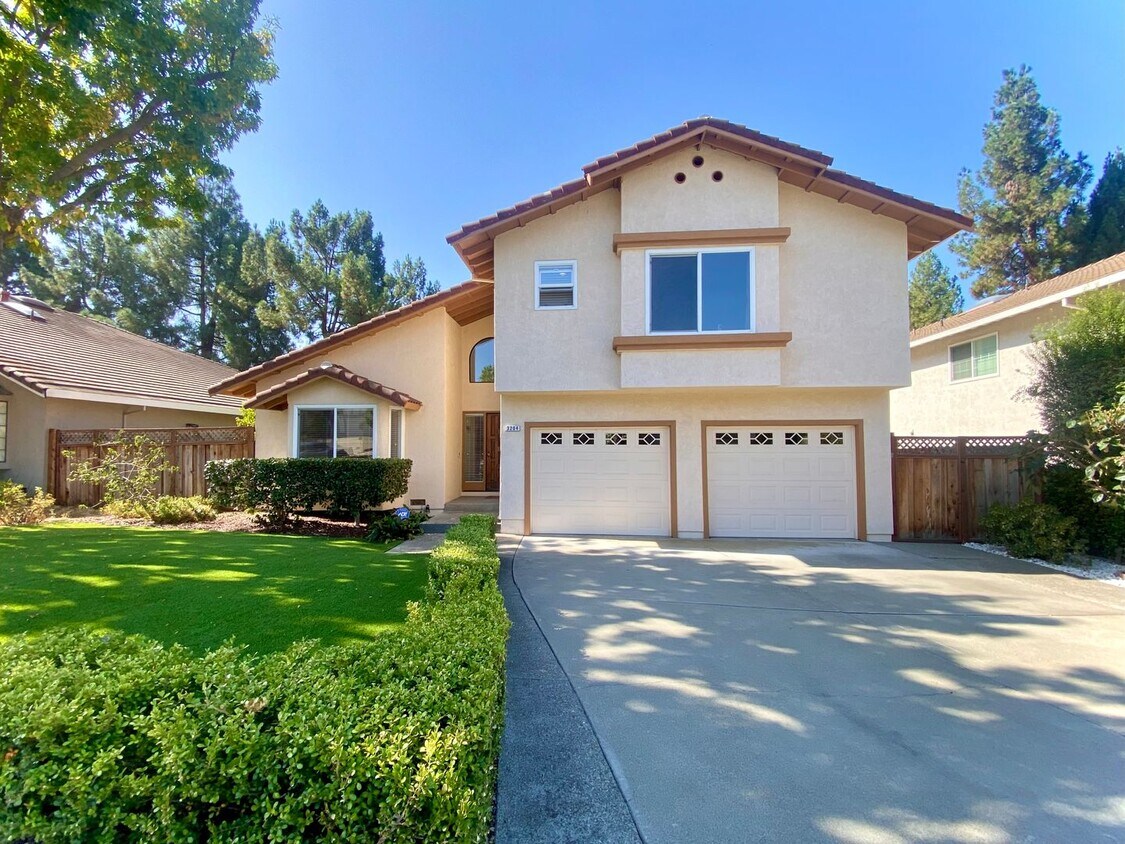 Foto principal - Spacious 4-Bedroom Irvington Home with Mod...