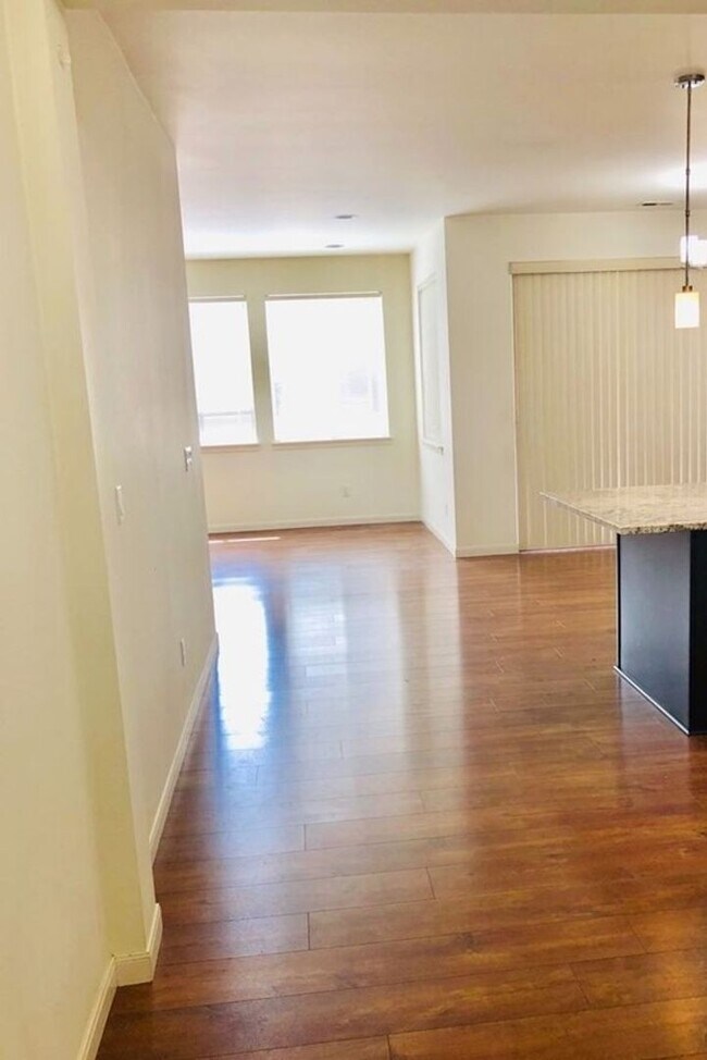 Foto del edificio - Gorgeous Home with 3 Bed and 2.5 Bath in B...