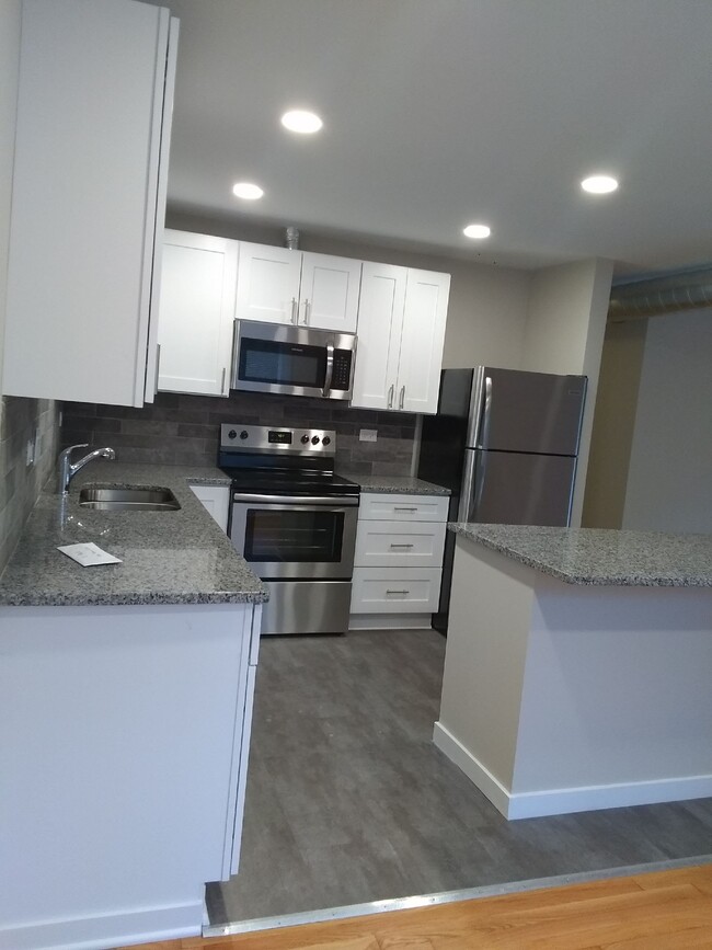 Foto del edificio - 6720 N Damen Ave