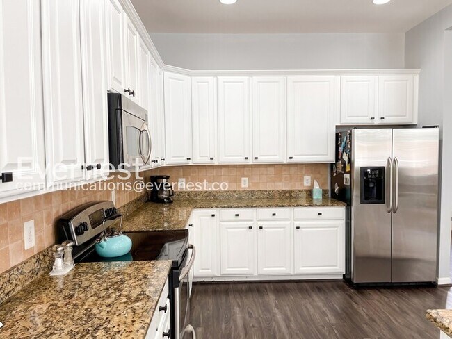 Foto del edificio - 4 Bed, 2.5 Bath Home with Garage / Pet-Friendly / Available Soon!