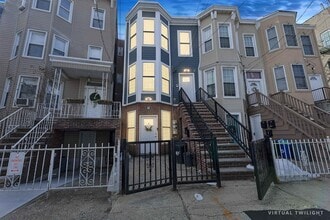 Building Photo - 489 Mercer St