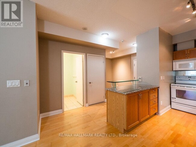 Building Photo - 220 Victoria St