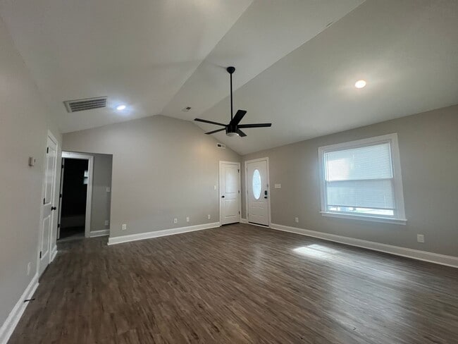 Building Photo - Move-in Ready!