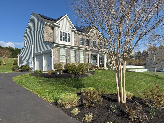Building Photo - Spacious 4 Bed 3.5 Bath Home in Round Hill VA For Rent!
