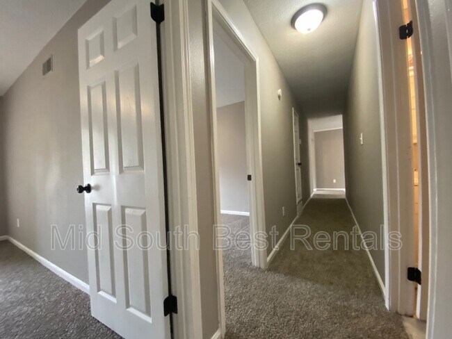 Building Photo - 3636 Skylark Dr