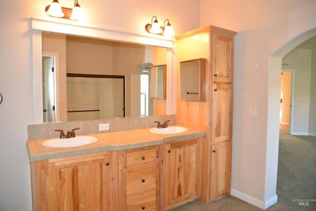 Foto del edificio - Beautiful open concept home located on Cle...