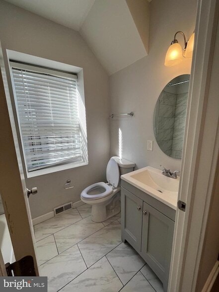 Building Photo - 933-35-935 Belmont Ave