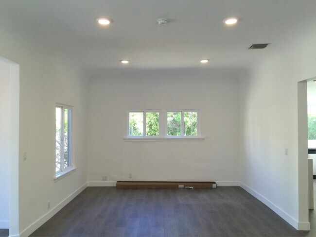 Foto del edificio - Luxury Remodeled Home with City Views in the Heart of West Hollywood