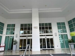 Building Photo - 950 Brickell Bay Dr