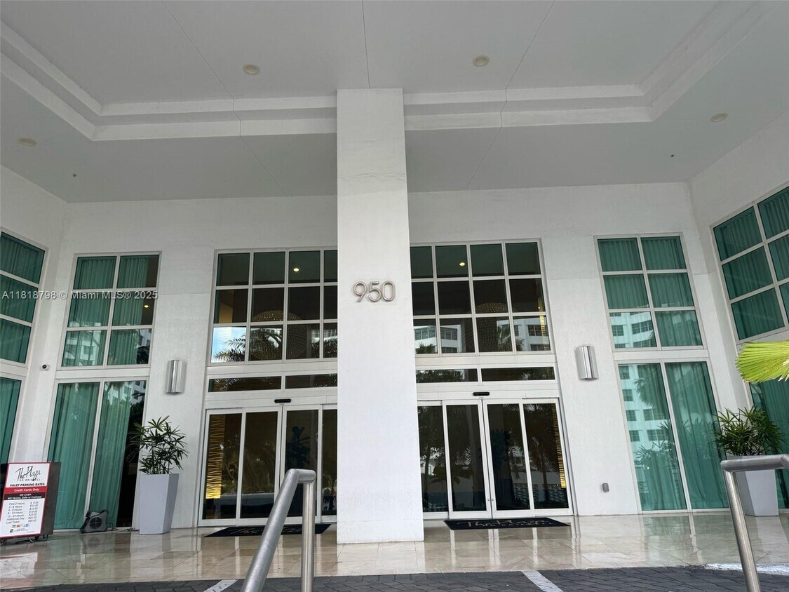Primary Photo - 950 Brickell Bay Dr