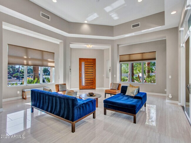 Foto del edificio - 6031 E Paradise Dr