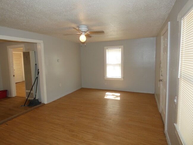 Building Photo - 3 bedroom, 2 bath