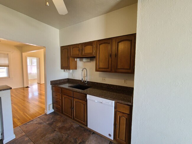 Foto del edificio - Updated 2 Bedroom 1 Bath duplex