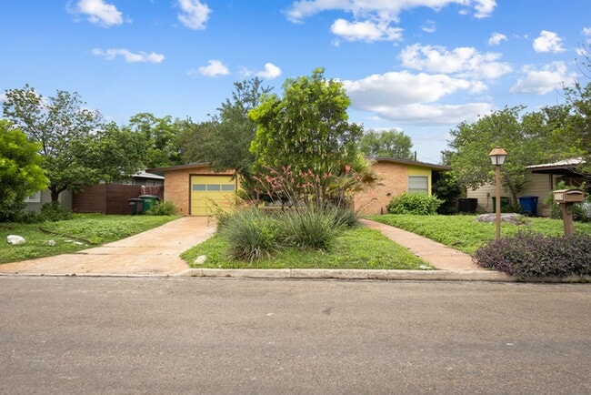 Building Photo - 2 Bed/2 Bath in Northeast Park Subdivision w/ pool