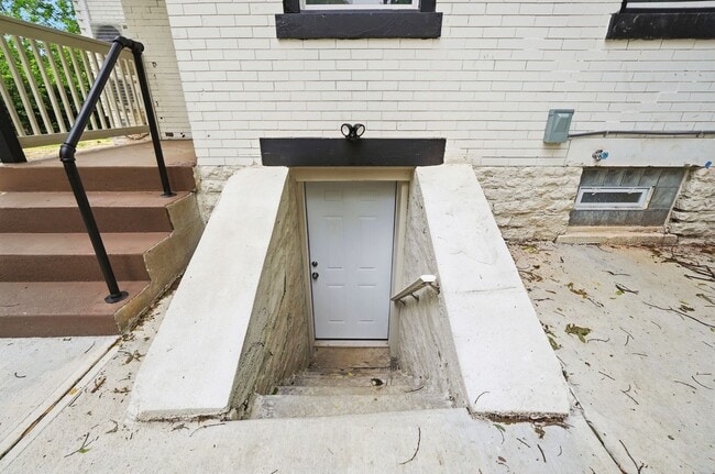 Building Photo - 568 Hale Ave