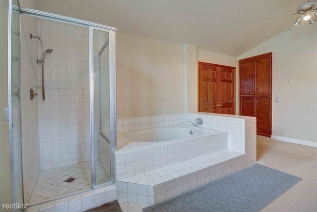 Building Photo - 4 br, 3.5 bath House - 5811 Saint Laurent Dr