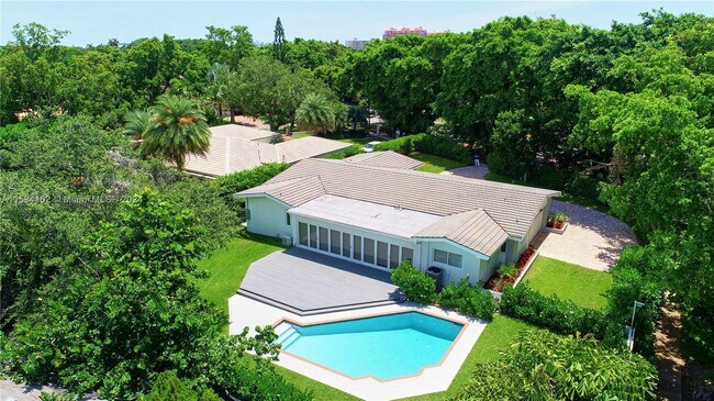 Foto del edificio - 7450 Old Cutler Rd