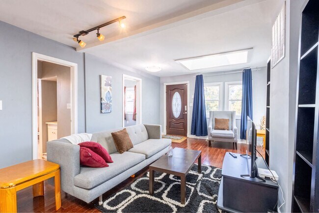 Building Photo - Charming 3 BR/1 BA Single-Family Home in C...