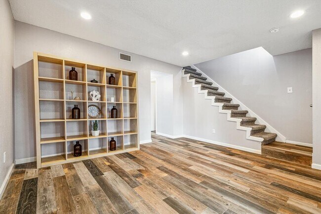 Foto del edificio - 6455 Creekbend Dr