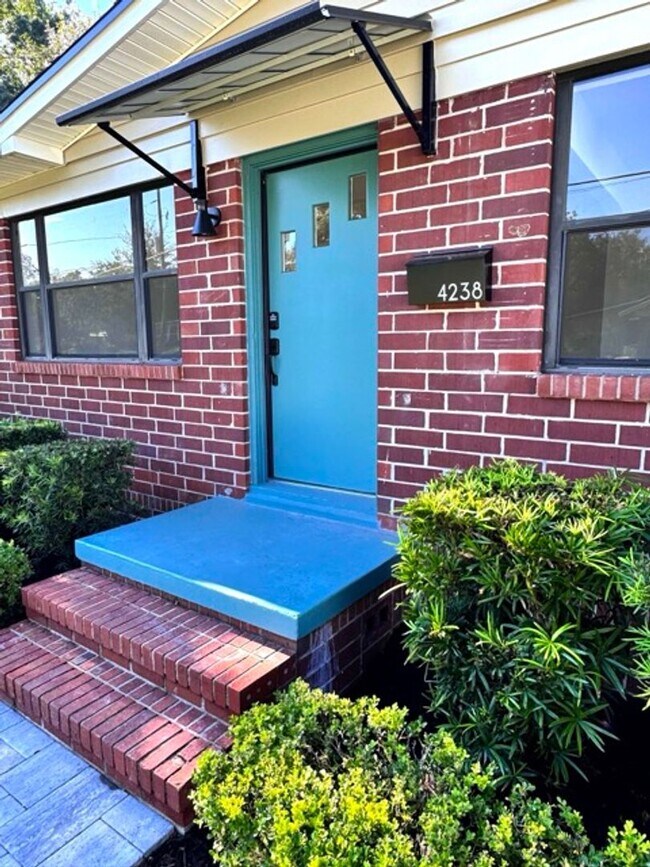 Building Photo - Immaculate, fully remodeled home in the hi...