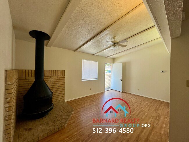 Foto del edificio - Available Now: 2 bed/1 bath duplex with fenced yard available now!