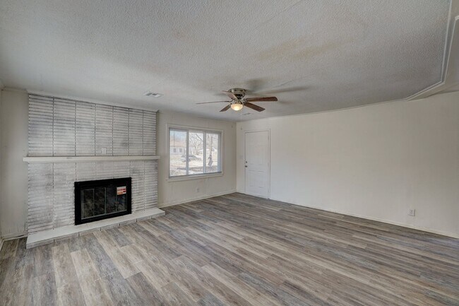 Building Photo - Renovated 3 Bedroom. Large Yard!