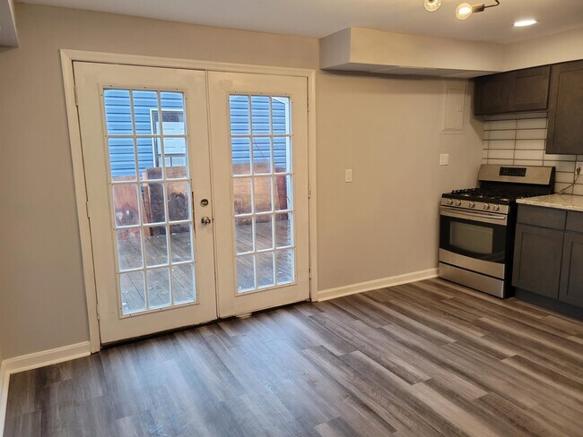 Building Photo - 2068 Larkhall Rd