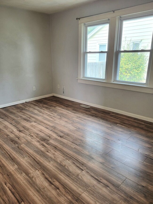 Building Photo - Updated and rent ready...450 Hamilton, Woo...