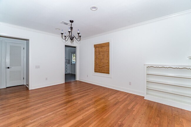 Foto del edificio - RENOVATED 2-BEDROOM IN ALAMO HEIGHTS