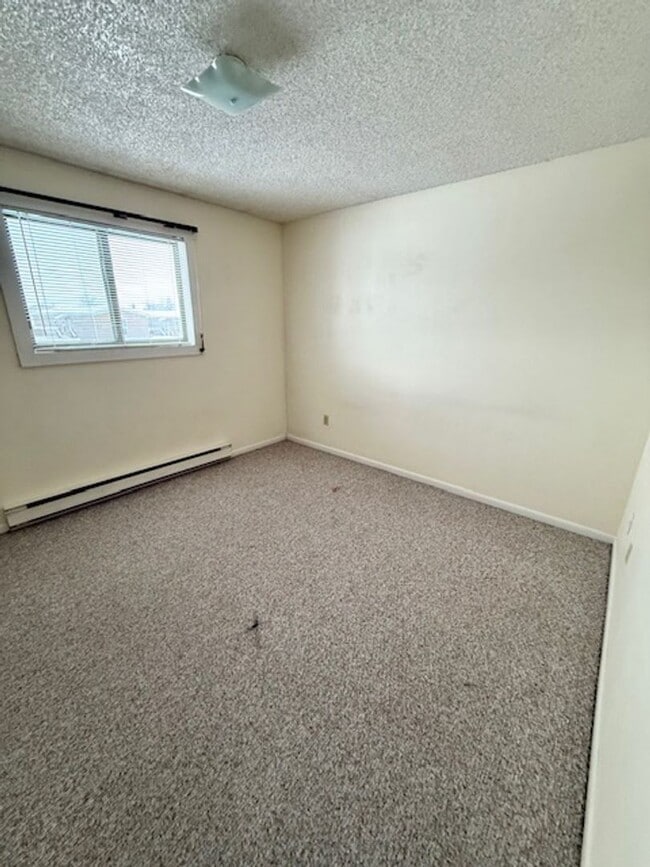 Building Photo - 2 Bedroom 1 Bath Duplex - NEW LOW PRICE