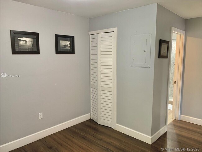 Building Photo - 7230 Fairway Dr