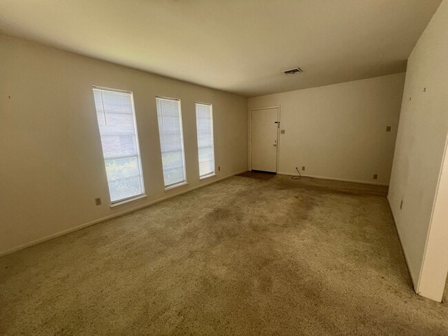 Foto del edificio - Duplex *LEASING SPECIAL AVAILABLE*