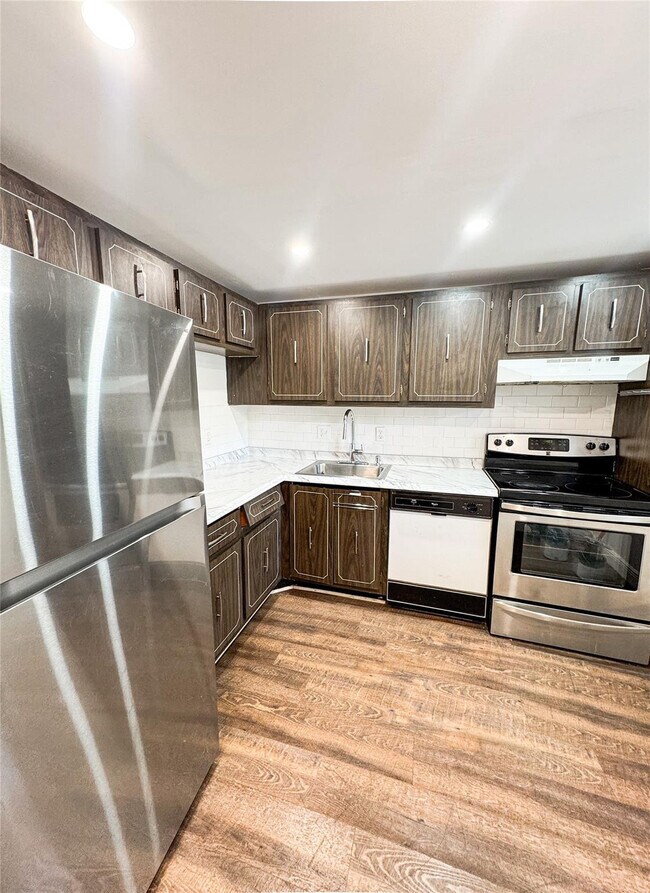 Foto del edificio - 8351 Sands Point Blvd