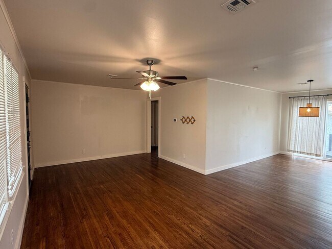 Building Photo - Welcome to your new charming 3-bedroom, 1.5-bath home in Broken Arrow close to Main Street!