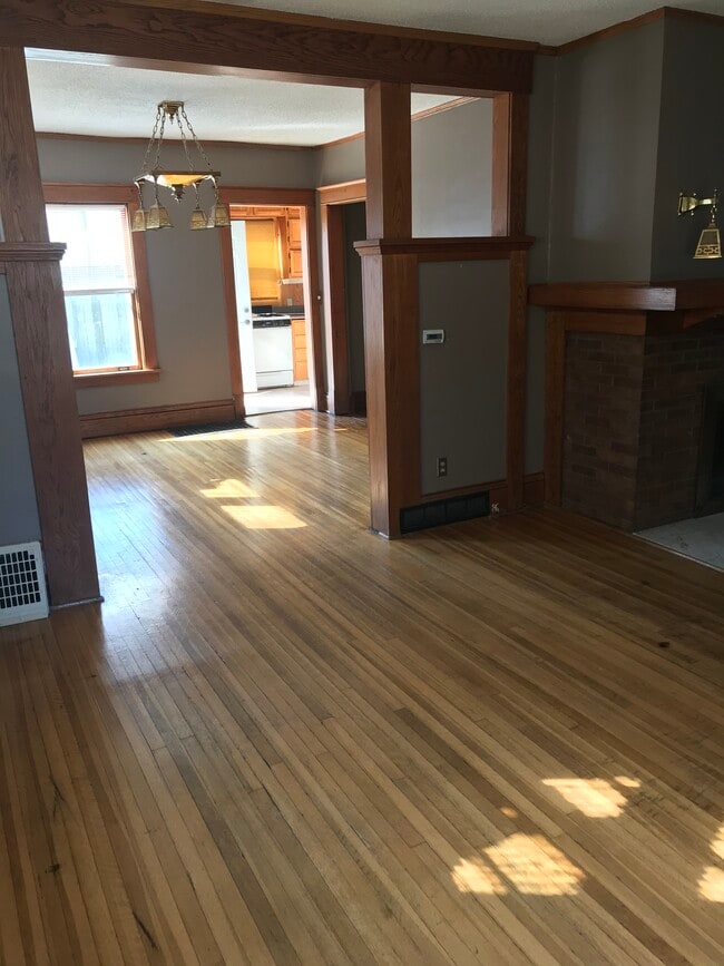 Building Photo - 3304 Crescent Dr