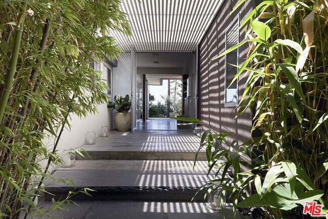Building Photo - 2613 Lake Hollywood Dr