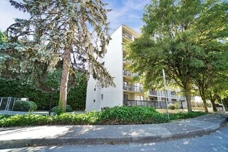 Building Photo - 544 Sydney Ave