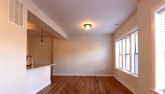 Building Photo - 2205 W Eastwood Ave
