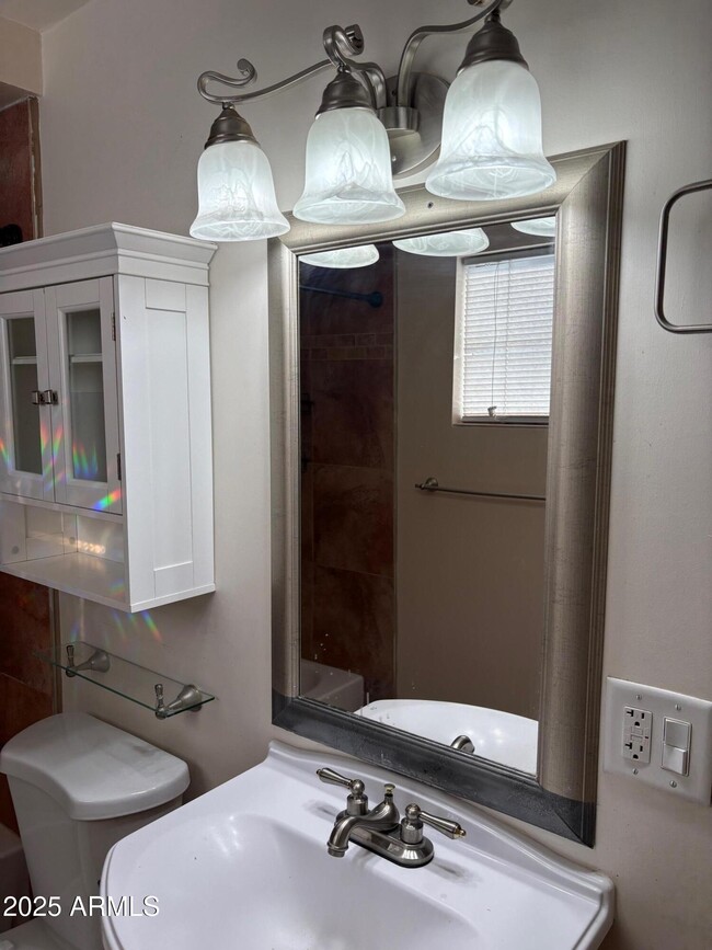 Foto del edificio - 6804 E 2nd St