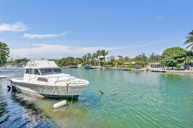 Foto del edificio - 1945 Calais Dr